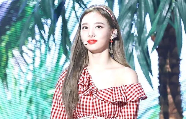 Idol Cewek Dengan Pundak Cantik