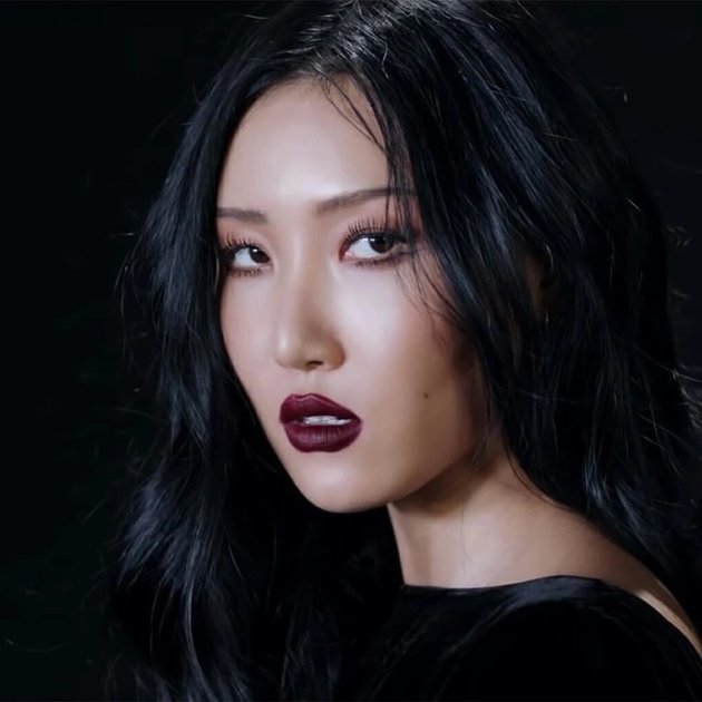 8 Beautiful K-Pop Idol Girls Who Look Like Vampires with Dark Lipstick, Including Chung Ha - Lisa BLACKPINK!