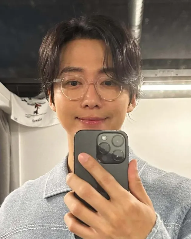 Namgoong Min Mirror Selfie