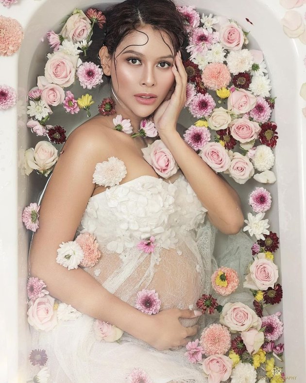 Kini usia kehamilan Bunga Jelitha sudah memasuki 9 bulan. Hal ini terlihat dari maternity shoot terbarunya.