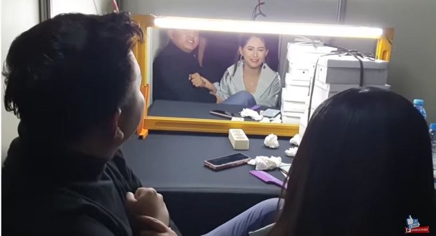 8 Intimate Moments of Happy Asmara - Denny Caknan Behind the Stage, Wearing Matching Shirts and Becoming Impromptu Makeup Artists