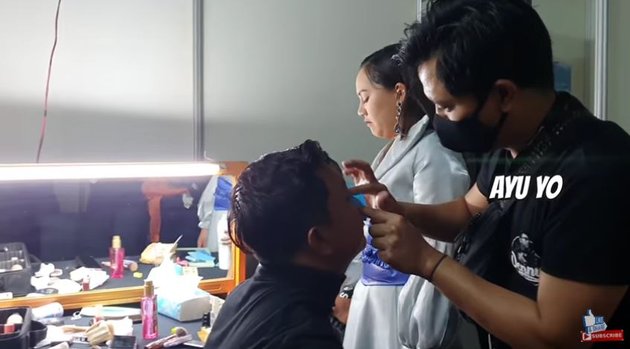 8 Intimate Moments of Happy Asmara - Denny Caknan Behind the Stage, Wearing Matching Shirts and Becoming Impromptu Makeup Artists