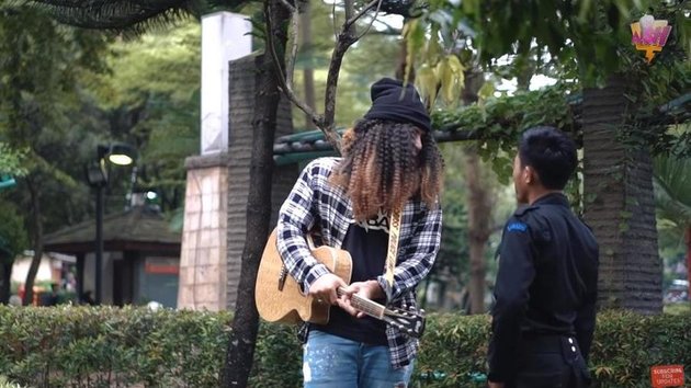 8 Moments of Ammar Zoni as a Street Performer, with Long Hair and Reprimanded by Security Guard