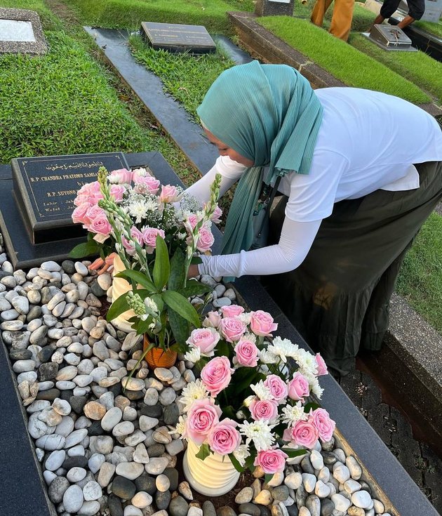8 Moments Angelina Sondakh and Keanu Visit Adjie Massaid's Grave, Revealing Their Son Resembles Late Husband