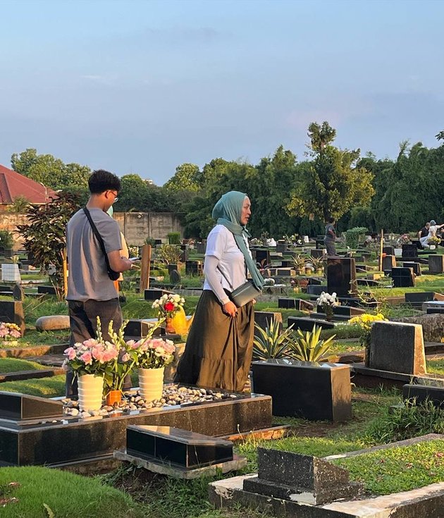 8 Moments Angelina Sondakh and Keanu Visit Adjie Massaid's Grave, Revealing Their Son Resembles Late Husband