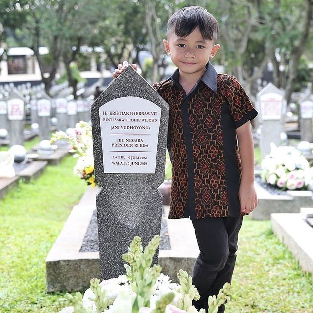 Di foto tersebut, SBY dan keluarga tampak kompak mengenakan seragam batik. Namun netizen justru fokus ke hal lain, apalagi kalau bukan wajah sendu pak SBY selama mengunjungi makam istri tercinta.