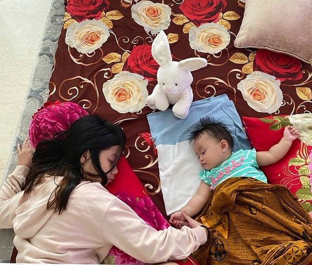 8 Moments of Aqila Putri Sirajuddin and Imel Putri Taking Care of Baby Arsila, Zaskia Gotik's Daughter, Loved Like a Sibling