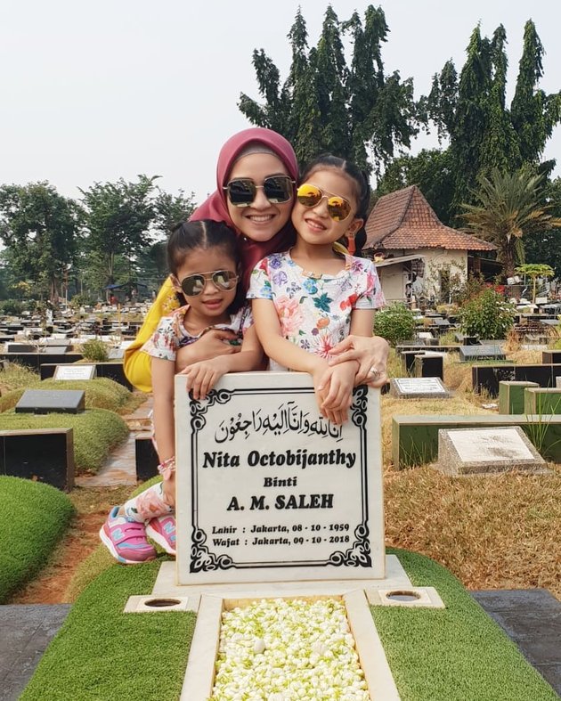 8 Emotional Moments of Indro Warkop's Pilgrimage, Inviting Family on Late Wife's Birthday