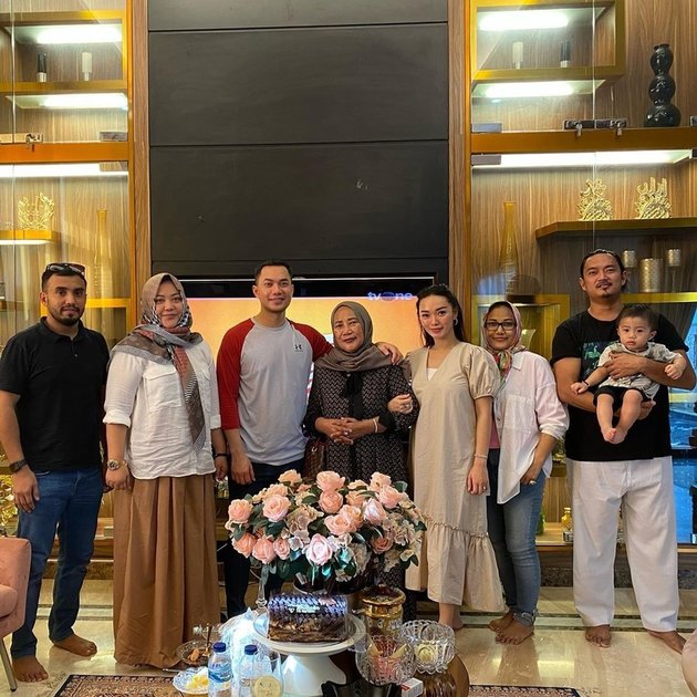 8 Moments of Closeness Zaskia Gotik with Husband's Family, Affectionate Hug with In-laws