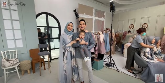 8 Moments of Citra Kirana & Erica Putri Family Doing Photoshoot Together, Baby Zee and Athar's Appearance is Adorable