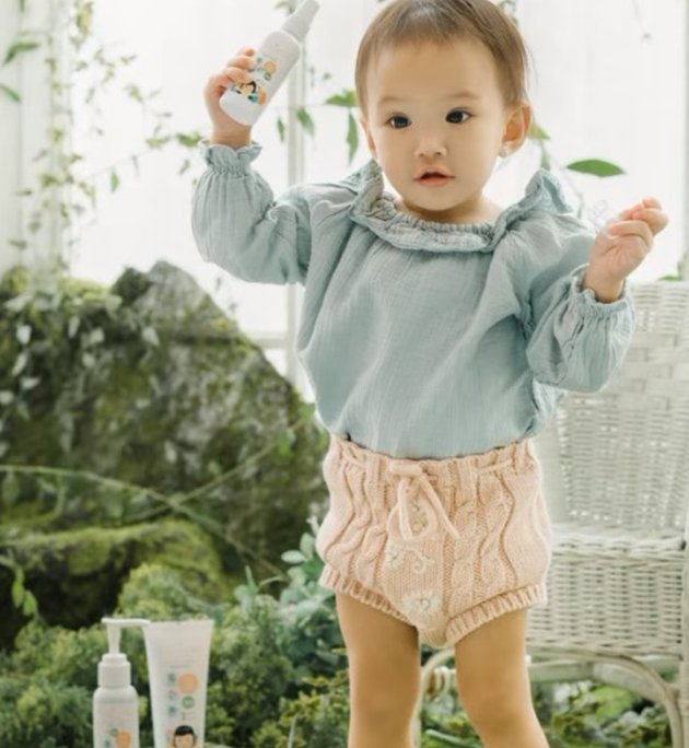 8 Rare Moments of Claire, Shandy Aulia's Daughter, When Not Wearing a Dress, Still Cute and Adorable