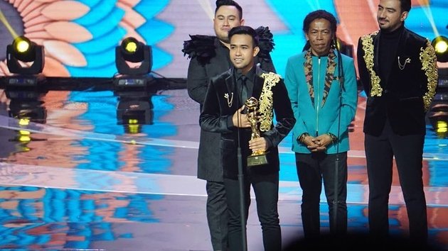 Fildan berhasil meraih penghargaan sebagai Penyanyi Dangdut Solo Pria Terpopuler.