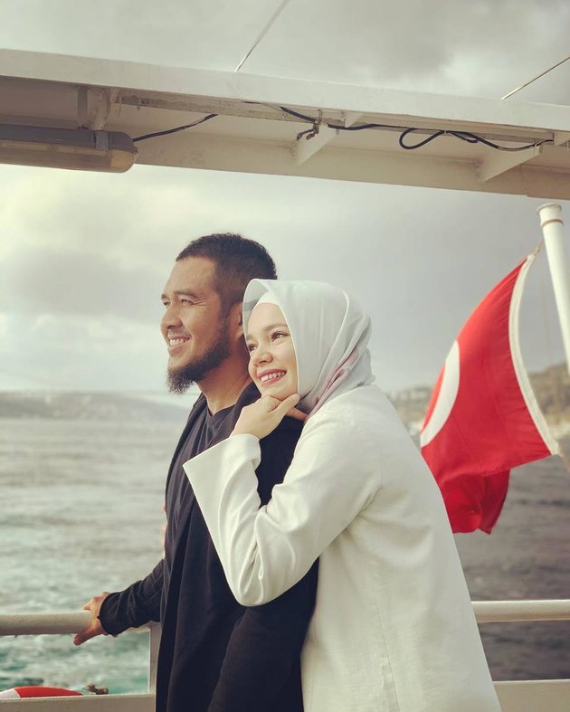 8 Intimate Moments of Dewi Sandra and Her Husband, Rarely Shown, Harmonious Despite 11 Years Without Children 