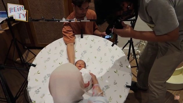 8 Moments of Baby Arshaka's First Photoshoot, Dinda Hauw & Rey Mbayang's Child - Successfully Making Netizens Adore and Emotional!