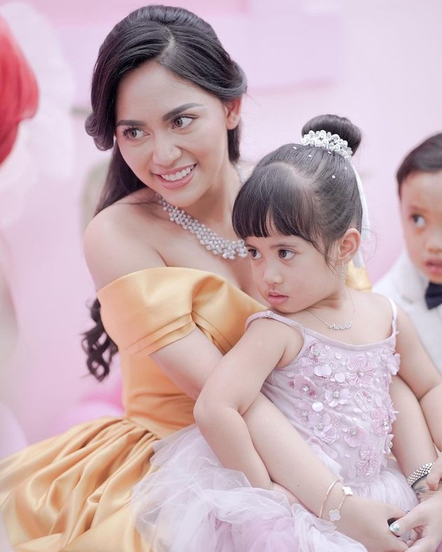 8 Moments of 3rd Birthday Celebration of Chava, Rachel Vennya's Daughter, Holding a Luxurious Garden Party with Princess-themed Decorations