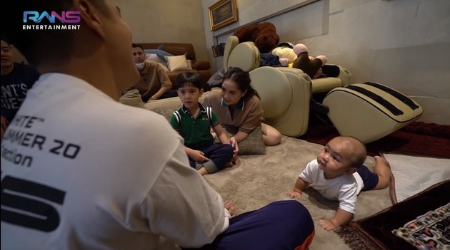 8 Moments Rafathar Sits While Holding Kiano Tiger Wong, So Cute!