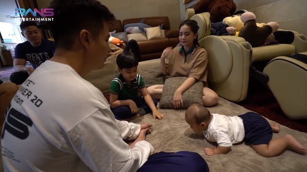 8 Moments Rafathar Sits While Holding Kiano Tiger Wong, So Cute!