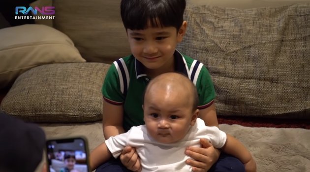 8 Moments Rafathar Sits While Holding Kiano Tiger Wong, So Cute!