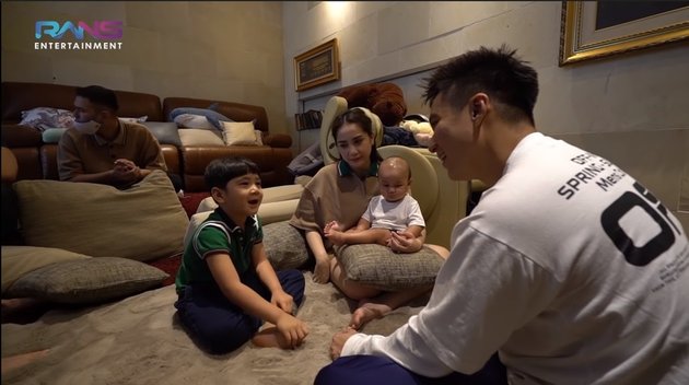 8 Moments Rafathar Sits While Holding Kiano Tiger Wong, So Cute!