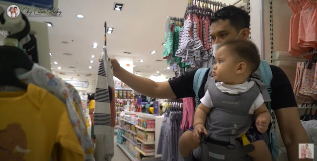 8 Moments of Quality Time with Rezky Aditya and Athar, Going Out Together Without Citra Kirana - Shopping for Lots of Clothes