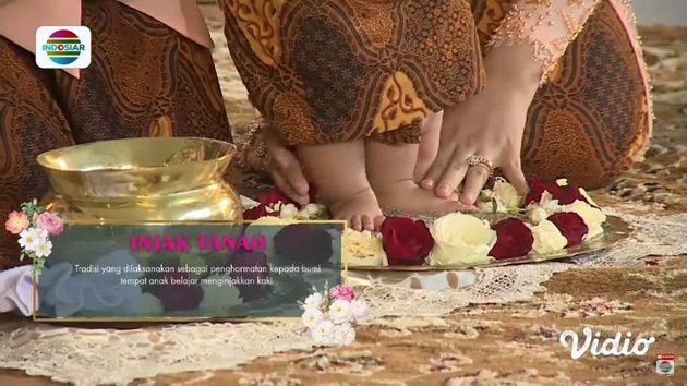 8 Moments of Tedak Siten Ameena, Aurel Hermansyah and Atta Halilintar's Daughter, in 7 Months, Stepping on the Ground for the First Time - Adorable, Not Crying and Fussy