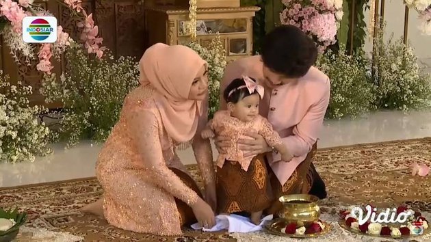 8 Moments of Tedak Siten Ameena, Aurel Hermansyah and Atta Halilintar's Daughter, in 7 Months, Stepping on the Ground for the First Time - Adorable, Not Crying and Fussy