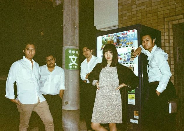 Band ini bernama Reality Club, mereka dikenal dengan mini album berjudul 'Never Get Better'. Ternyata band ini sudah pernah tampil di Jepang lho dalam acara Asian Music Junction.