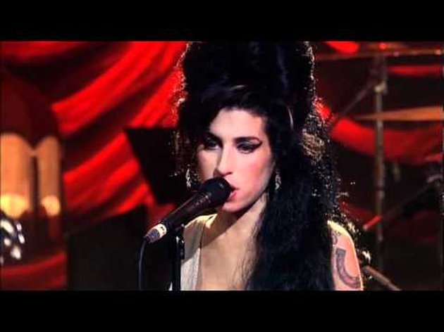 Amy Winehouse 1983-2011: Amy berjuang melawan ketergantungannya pada minuman keras dan juga obat-obatan, sayangnya media kemudian menyorotinya dan menjadi berita yang menggemparkan. Dia meninggal karena kecelakaan setelah terbukti mengkonsumsi alkohol.