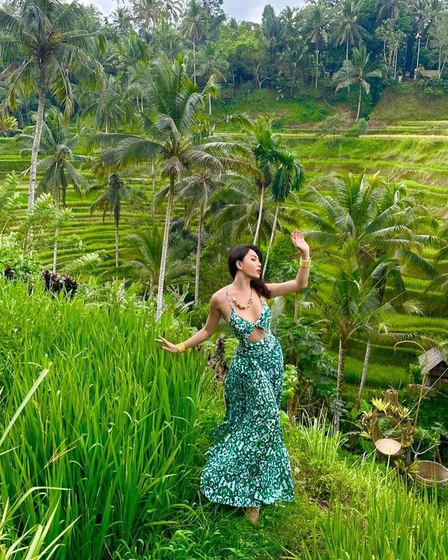 8 Beautiful Photoshoots of Indah Kalalo in the Rice Fields, Hot with High-Slit Dresses and Bamboo Hats