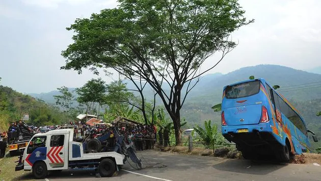 bus masuk jurang sukabumi, bus sukabumi, kecelakaan bus sukabumi
