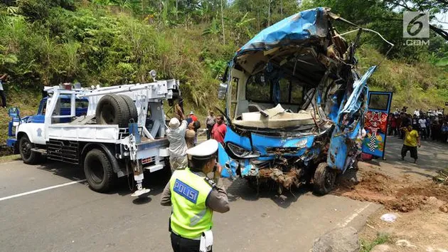 bus masuk jurang sukabumi, bus sukabumi, kecelakaan bus sukabumi