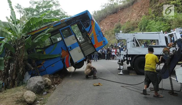 bus masuk jurang sukabumi, bus sukabumi, kecelakaan bus sukabumi