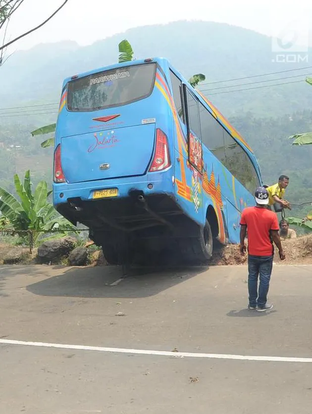 bus masuk jurang sukabumi, bus sukabumi, kecelakaan bus sukabumi