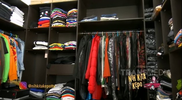 8 Luxurious Appearances of Young Lex's House, Having a Cool Workspace and Neat Wardrobe Area