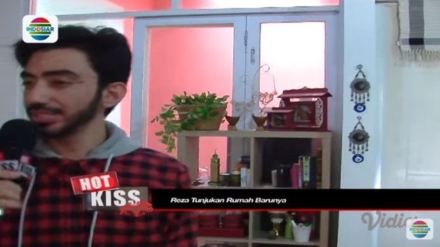 8 Appearances of Reza Zakarya's House, All Pink and Has a Collection of Hats - Sunglasses