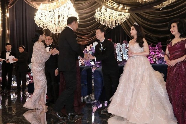8 Annisa Pohan's Appearances at Kevin - Valencia's Reception Highlighted, Equally Shiny as the Bride