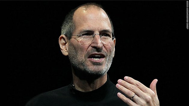 Almarhum Steve Jobs biasa mengonsumsi satu jenis makanan, seperti wortel atau apel selama berminggu-minggu. Menurutnya, makanan tersebut baik untuk kulit dan membuatnya terbebas dari bau badan, karena...well, dia mandi hanya sekali seminggu...