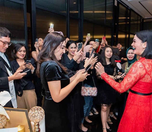 8 Charms of Ririn Ekawati Wearing Red Dress on Her 38th Birthday, Making Her Even More Enchanting