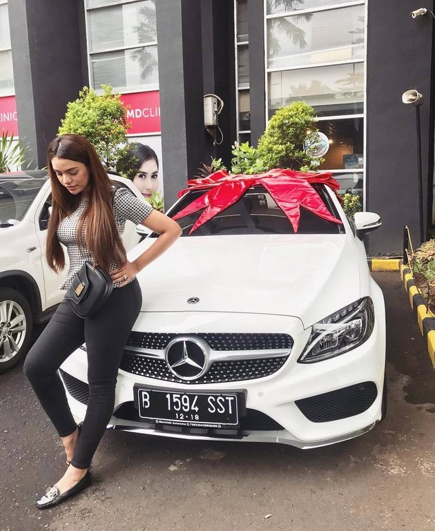 8 Charms of Sarah Ahmad, Beautiful Celebgram and Ex-Captain of the National Team's Girlfriend - 6 Months Anniversary Gifted with a Luxury Car