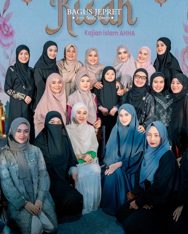 8 Portraits of Aaliyah Massaid Wearing Hijab at Aurel Hermansyah's Pre-Delivery Religious Gathering, Looking Beautiful