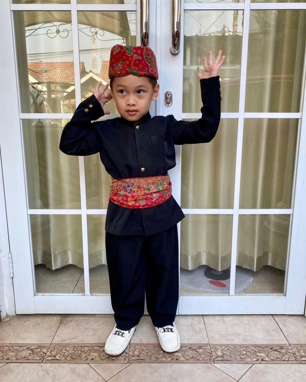 8 Portraits of Abdulghani, Suti Karno's 'Mpok Atun' Grandson, who has not been highlighted, Fluent in English despite just entering Kindergarten