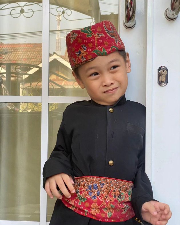 8 Portraits of Abdulghani, Suti Karno's 'Mpok Atun' Grandson, who has not been highlighted, Fluent in English despite just entering Kindergarten
