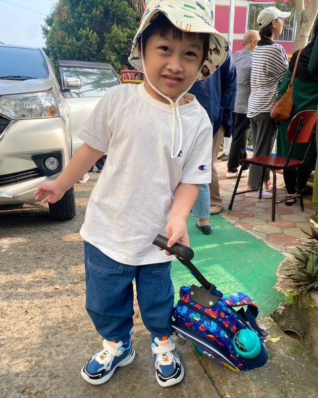 8 Portraits of Abdulghani, Suti Karno's 'Mpok Atun' Grandson, who has not been highlighted, Fluent in English despite just entering Kindergarten