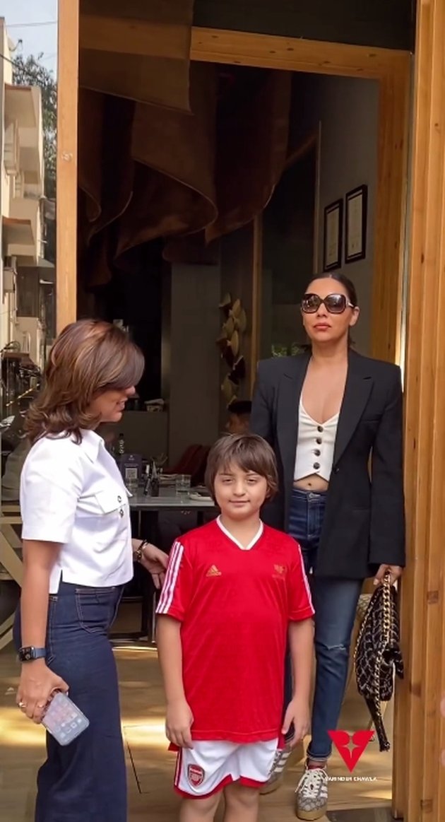 8 Photos of AbRam Khan Having Lunch with Gauri, Attracting Attention, Looking Handsome with Chubby Cheeks