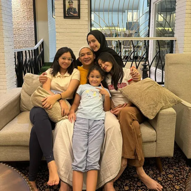 Potret Adelia Wilhelmina bersama tiga anak perempuannya