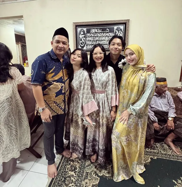 Potret Adelia Wilhelmina bersama tiga anak perempuannya