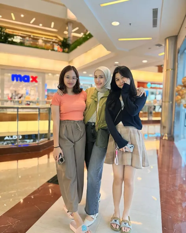 Potret Adelia Wilhelmina bersama tiga anak perempuannya