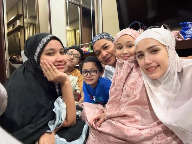 Potret Adelia Wilhelmina bersama tiga anak perempuannya