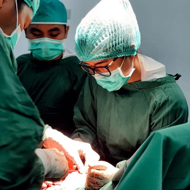 8 Portraits of Shena Malsiana's Younger Sister who Turns Out to be a Doctor, Unable to Hold Back Tears at the Grave - Witnessing Her Sister's Last Words Before Passing Away