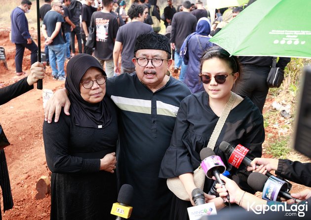 8 Portraits of Shena Malsiana's Younger Sister who Turns Out to be a Doctor, Unable to Hold Back Tears at the Grave - Witnessing Her Sister's Last Words Before Passing Away